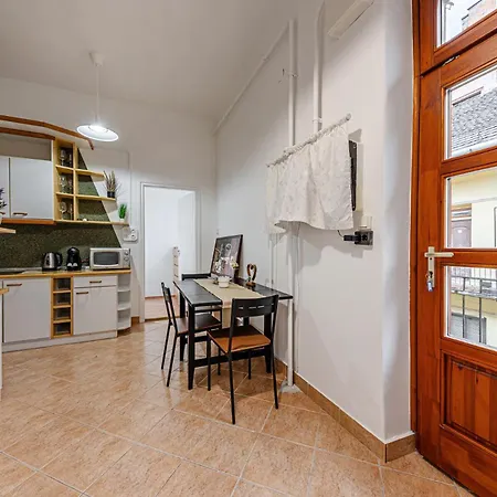 Heart Of The - Spacious -by Astoria *