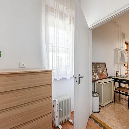 Apartment Heart Of The - Spacious -by Astoria
