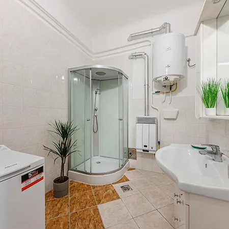 Heart Of The - Spacious -by Astoria Apartment *