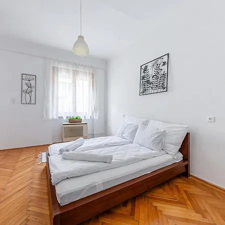 Heart Of The - Spacious -by Astoria Apartment