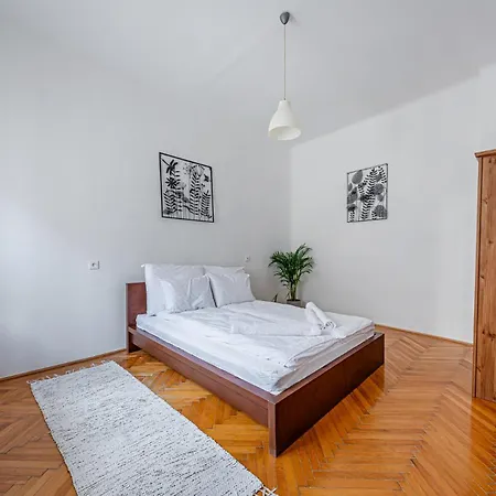 Apartment Heart Of The - Spacious -by Astoria