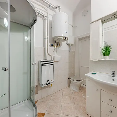 Apartment Heart Of The - Spacious With Ac -by Astoria Budapest