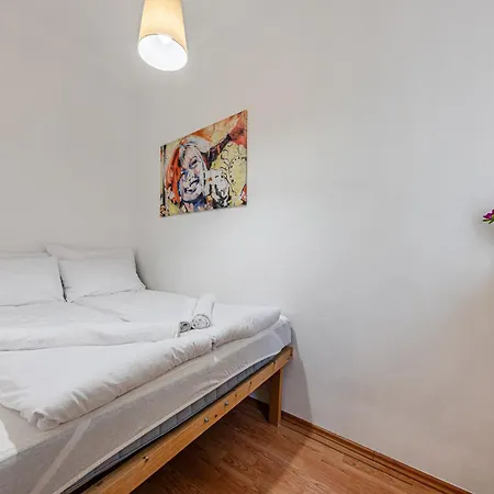 Heart Of The - Spacious With Ac -by Astoria