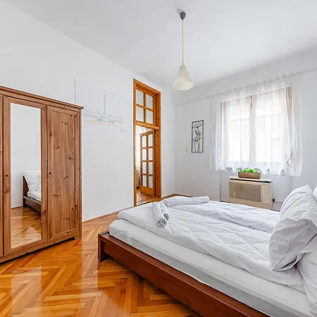 Heart Of The - Spacious -by Astoria Apartment *