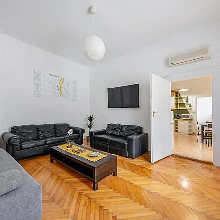 Heart Of The - Spacious With Ac -by Astoria