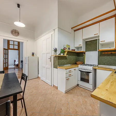 Apartment Heart Of The - Spacious With Ac -by Astoria