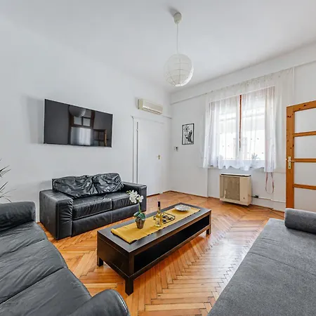 Heart Of The - Spacious With Ac -by Astoria Appartamento *