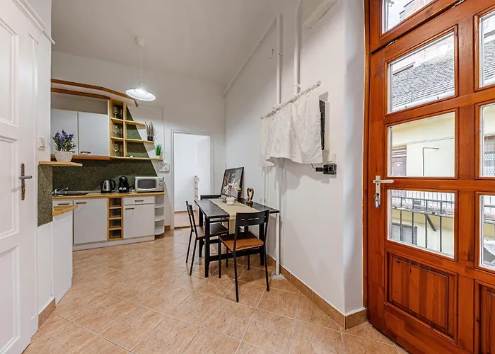 Heart Of The - Spacious With Ac -by Astoria *
