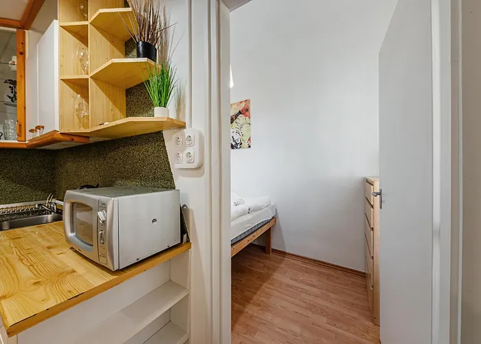 Heart Of The - Spacious With Ac -by Astoria
