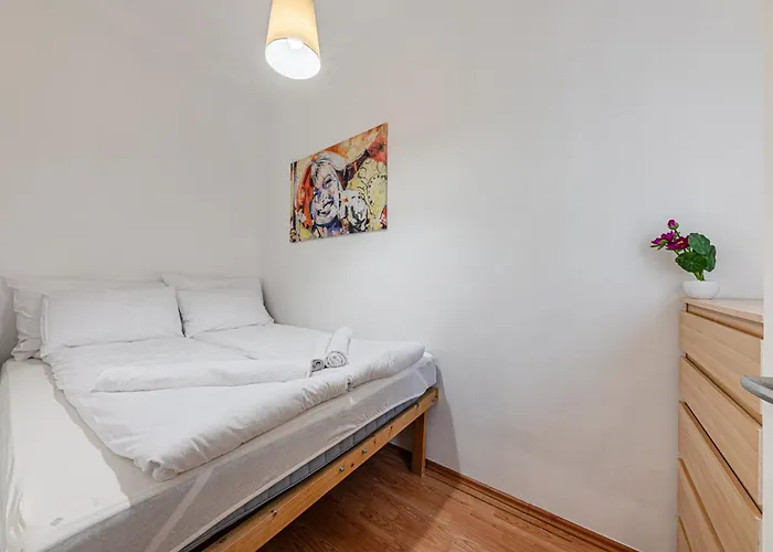 Heart Of The - Spacious With Ac -by Astoria