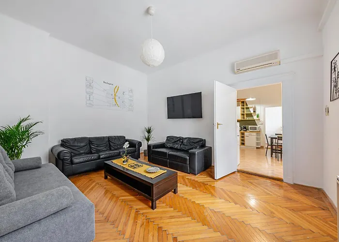Heart Of The - Spacious With Ac -by Astoria